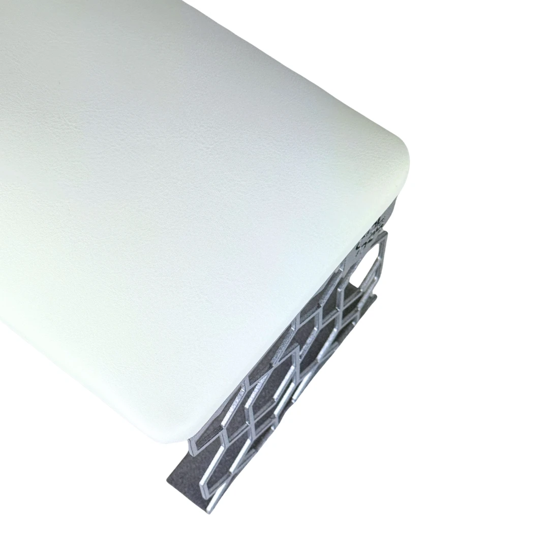 Srebrna podpórka pod rękę do manicure, prezentowana w nowoczesnym wnętrzu salonu urody