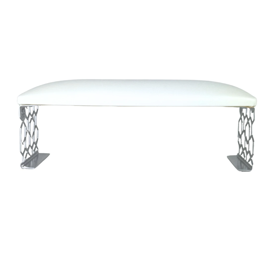 Srebrna podpórka do manicure z eleganckim, metalicznym wykończeniem na białym tle.